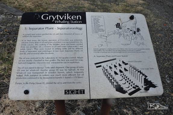 Placas informativas espalhadas pela antiga estação baleeira de Grytviken, na Geórgia do Sul